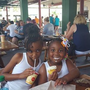 Meet your Posher, Earlca